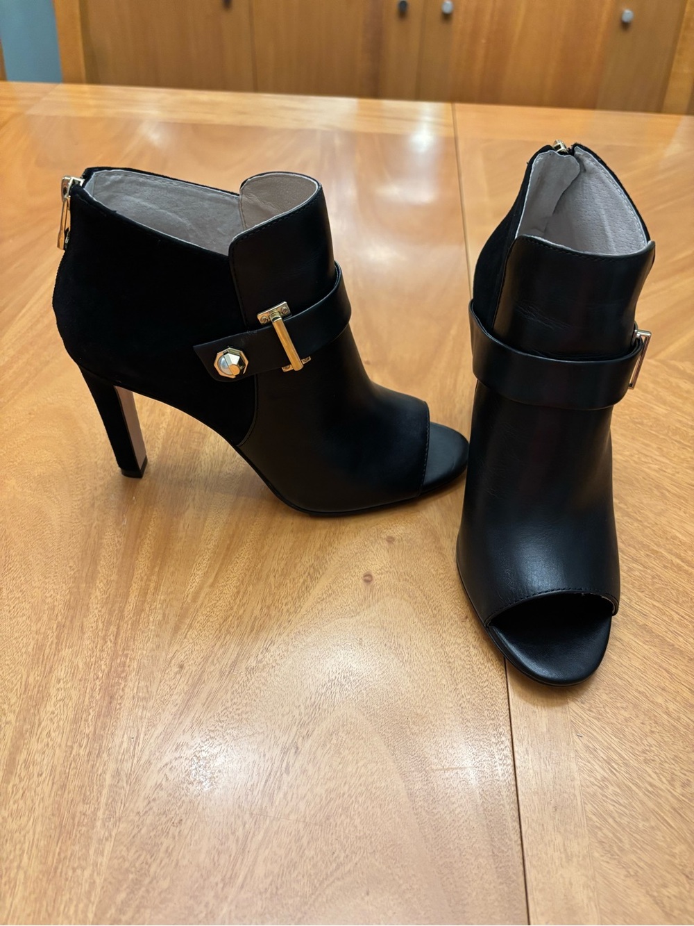 Louise Et Cie Women’s Lander Black Peep-Toe Ankle Boots With Gold Accent Size 8